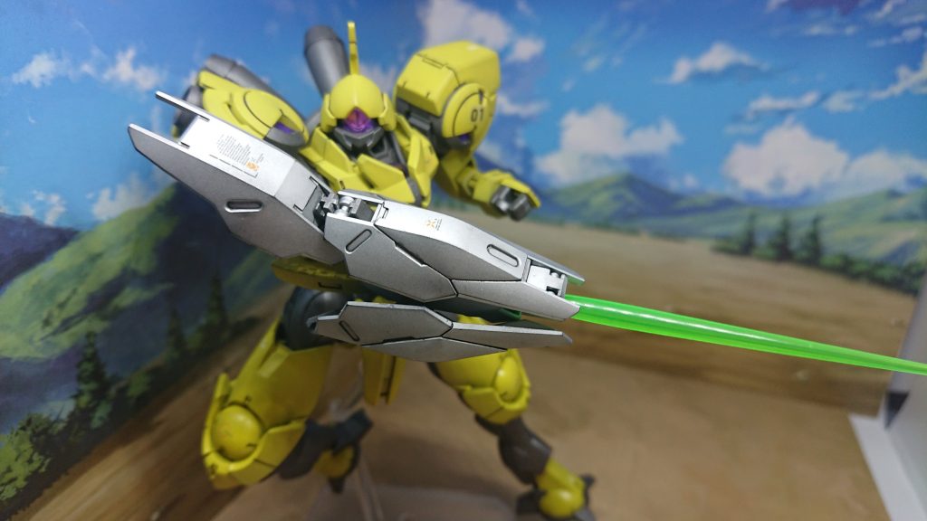 「ビームサーベル状態維持!その状態でダミーに攻撃!」