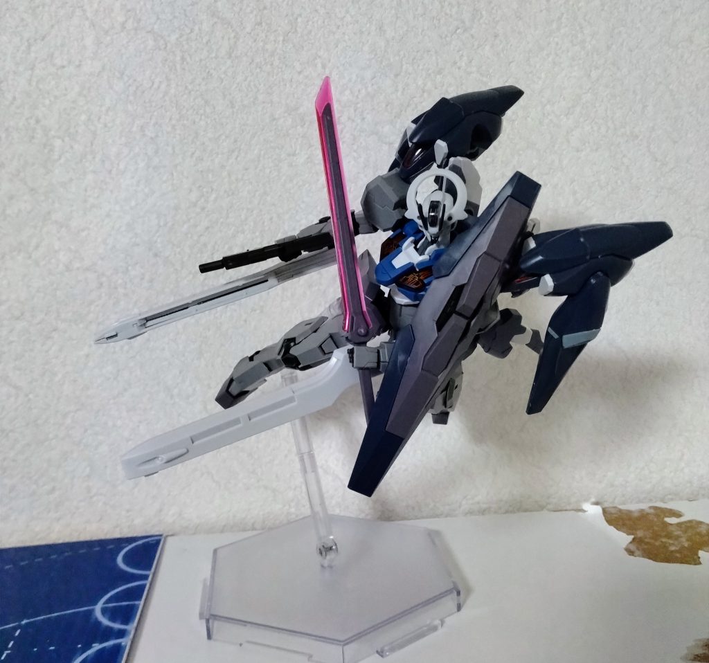 ガーディアンを腕に装備しビームブレイドでBETAに斬りかかるラピエサージュ