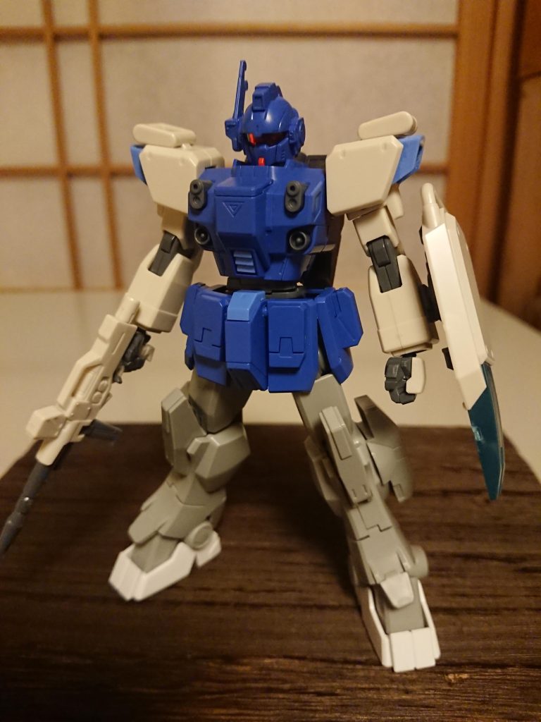 工作途中。写真では手足はまだ延長していません。腕は元々Ez8そのままを使うつもりでしたが、気がつけばかなりBD系に似せようとパーツを移植していました。