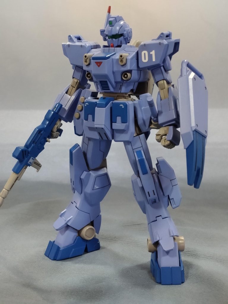 新HGUCのブルーディスティニー(以下BD)の良好な可動をそのままに、旧HGUCのようなスマートなBD1が作りたい…!と思い制作を開始。腕はEz8、足はEzSRの物を使用しました。