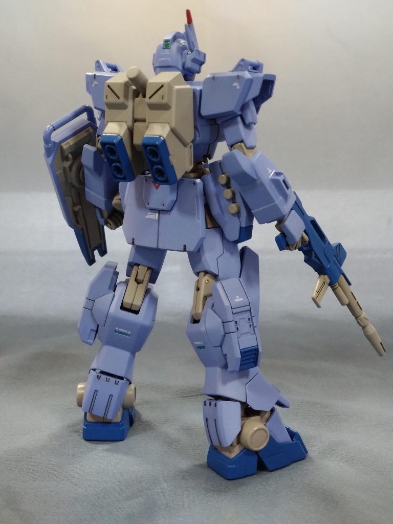EzSRの脚部には大型のスラスターが付いているので、それを活かしてBD1の高機動改修型を作ろうと改造路線を一部変更。バックパックはジムストライカーの物に変更しました。