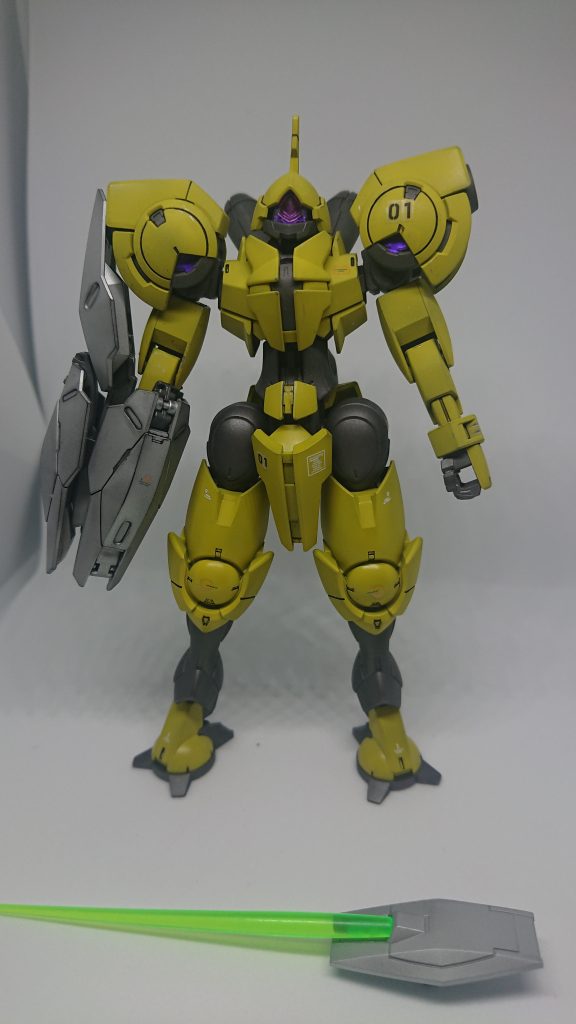 と、以前製作したいミカエリスセブンと腕をトレードしたので大体はこの形にするのは決まってましたが、せっかくなので設定を追加して今回のような形になりましたwテスト用の機体って、銀色なのか黄色なのかよく分からなかったのでこういう色になっちゃいました。なお基本改造は無しで色を変えただけです。デカールも控えめに。