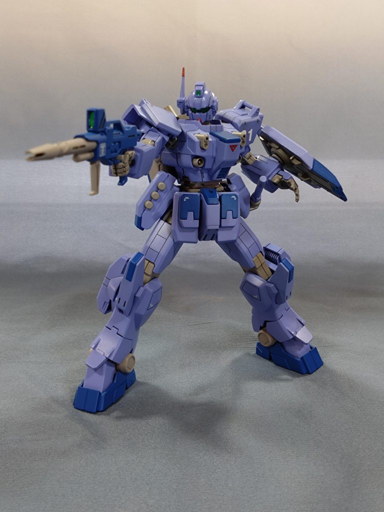 主兵装はEz8のビームライフルを使用。それに伴い腰部マガジンを廃し、グレネードとサーベルラックを新造しました。