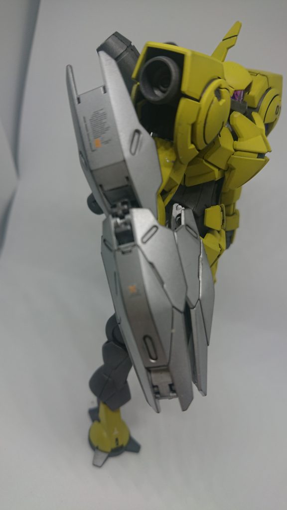 ビームブレイサー部。つや消しシルバー一色です。