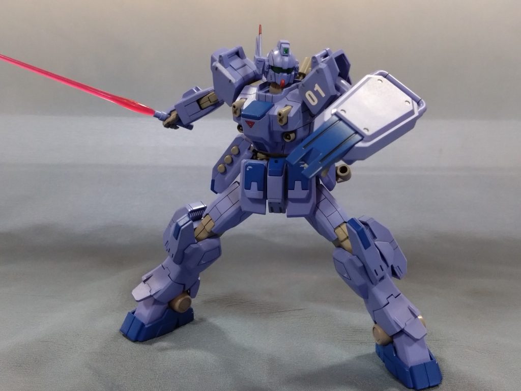 シールドもEz8の物を使用。脚部は足首のアーマーを一部切除したので、大きく開脚しても設置性を維持することができました。