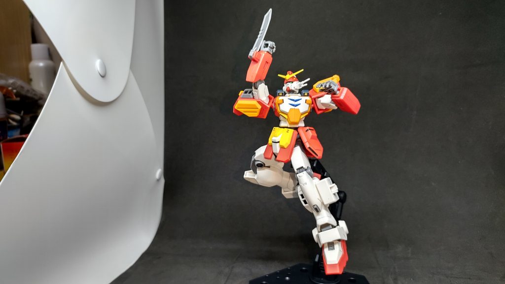 ナイフで。劇中ではグルングルン回りながら切りつけましたが···あんなに回る必要ある？