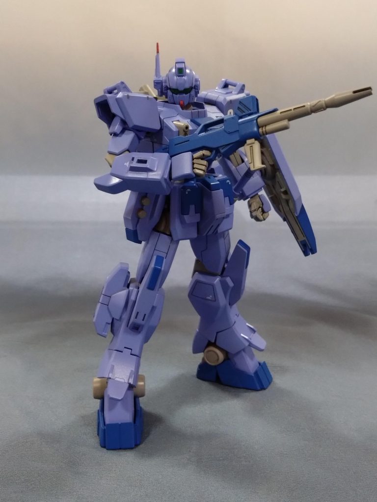 野暮ったくない手足のおかげで、スラリとしたポージングが映えますな。