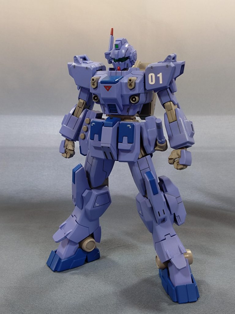 各部のディティールは、ガンダムバトルオペレーション2を参考にしています。手足は前述の通りEz8系に替えてますが、それだけでなく二の腕と太腿で1mm延長工作をしています。
