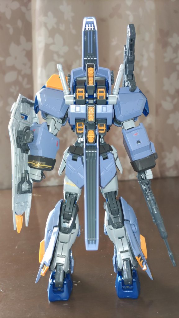 背面のスラスターがカッコイイです。