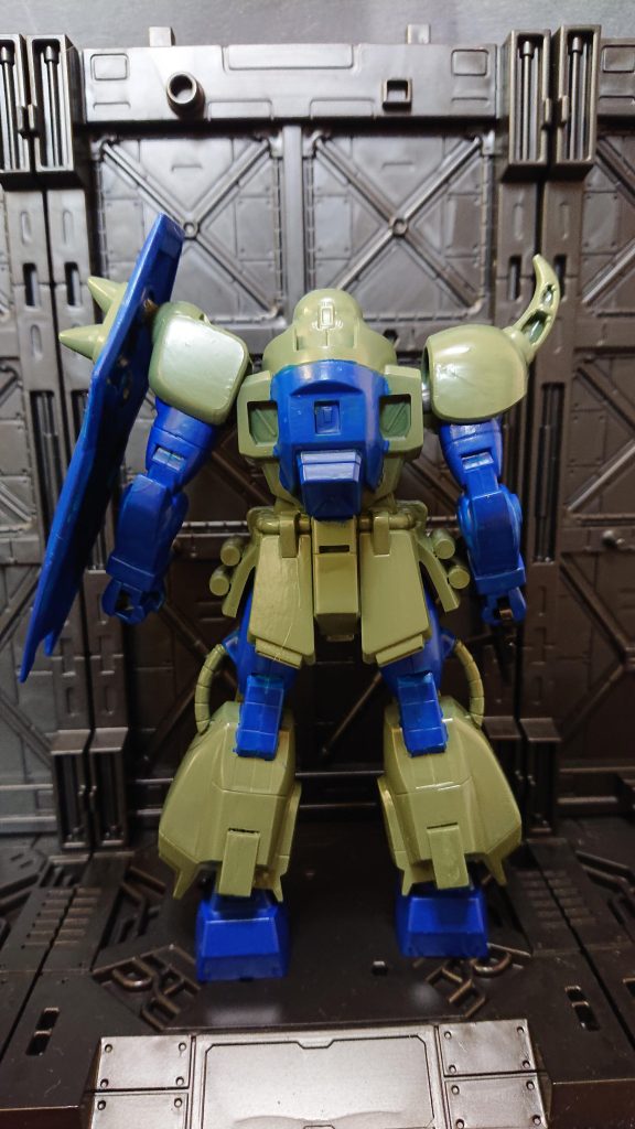 後ろから。肩のトゲ部分の肉抜きがw