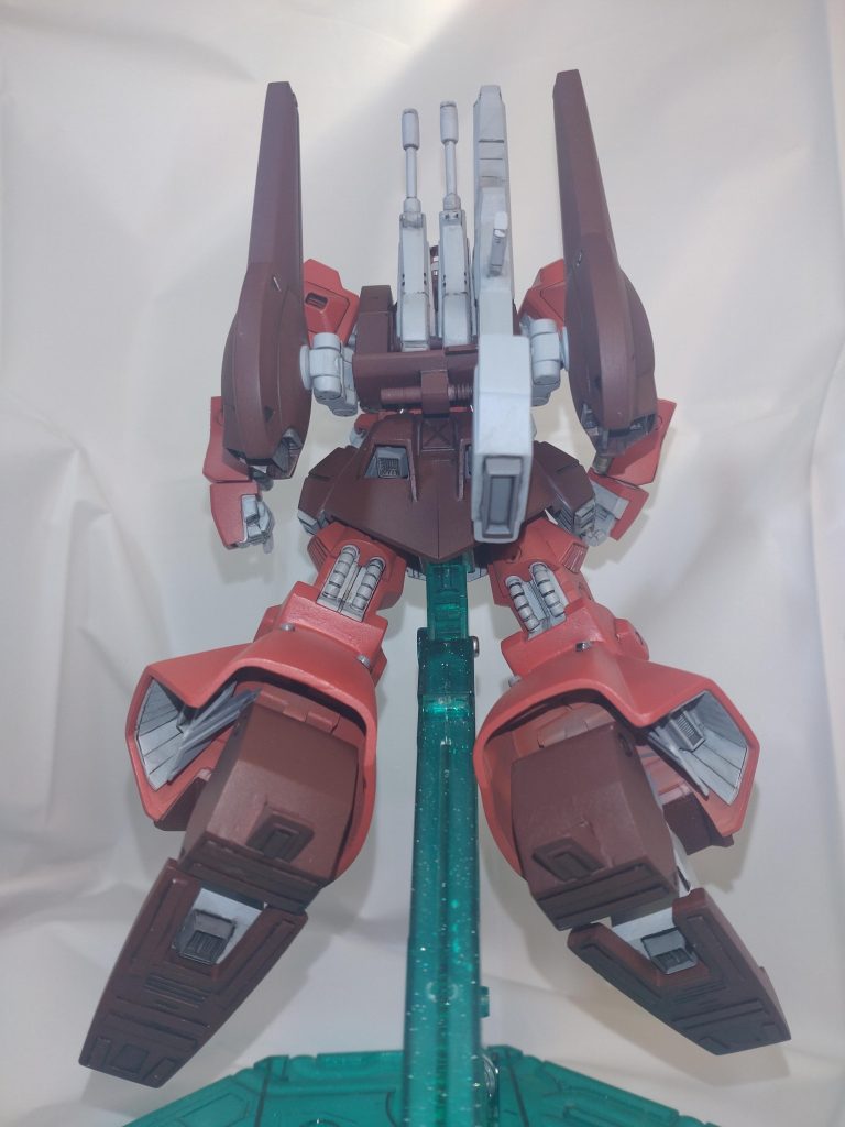 背中の武器は、中に収まる程度にボリュームアップしてます。