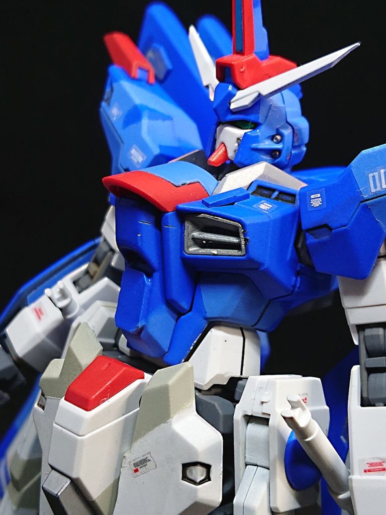 実はストフリとインジャのミキシングビルドはかなり難航しました。お互いに人気機体ということでその再現のためにアレコレと工夫が凝らされた結果、意外かもしれませんが実は全くといっていいほど互換性がない両機になってしまっていたのです。肩部は顕著な一か所。致し方なく模索した結果、以前使ったラヴファントムの肩が良い具合にはまってくれると気付いたので流用しています。