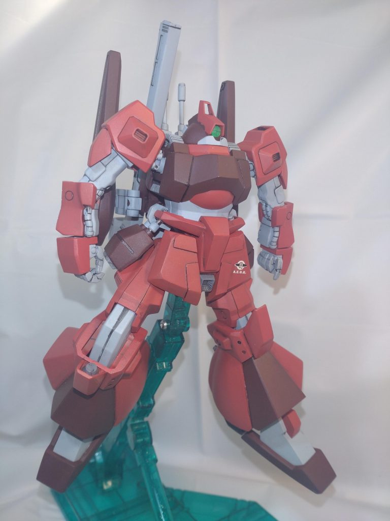 肩アーマーを小さくして、ボディは、ボリュームアップしてます。