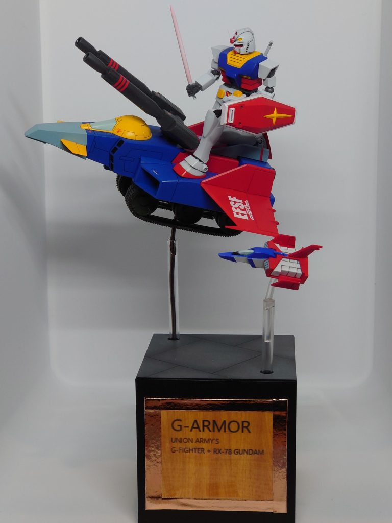 ガンダムとGファイターは磁石で接続しています。