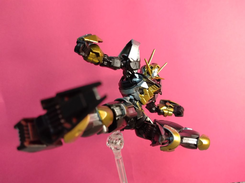 アギトといえば…頭部開いてからのキック！