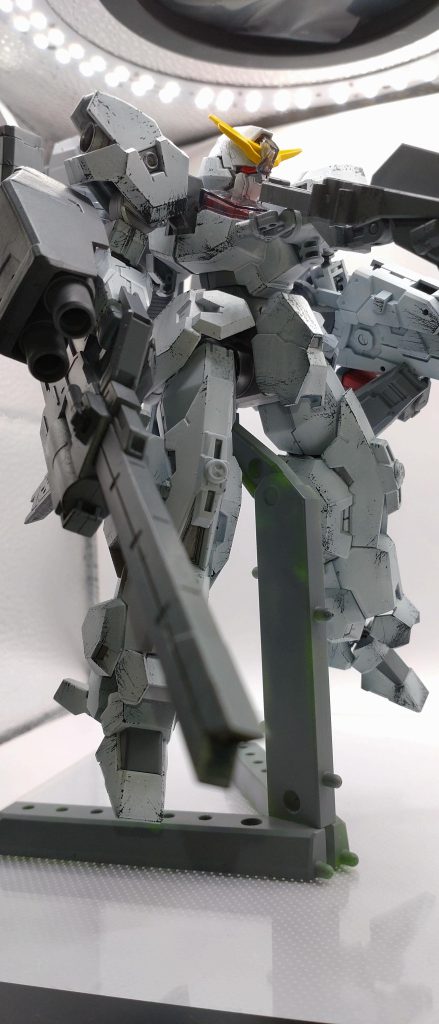 ただ塗装のために組んではバラしすぎていたのがよろしくなかったようで、関節がプラップラに。こうなると背後や武器を保持できなくなってしまうので固定モデルで制作。首以外は動きません。