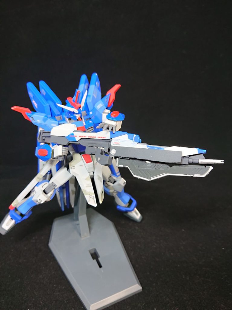 ミキシングだけじゃつまらない！　と思いつつ、それ以外に手を付けられず悩んでいたので仕方なく武器だけは改良。ストフリで分割二丁ライフルに出来ましたけど、ロングライフルで固定。さらに独自パーツを取り付け、銃剣風に。センサー部として赤いパーツをつけることも考えましたけど、武器は青と白だけで行きたかったのでやめました。