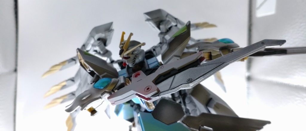 武装は頭部バルカンと両手のライフルと腹ビームのみ。名前は戯曲テンペストの風の精霊から。ホントダヨシンジテまあ他にしっくりくる名前がなかった、ですかね。色は魔装機神みたいにシルバーにしました。ホントは白にしたかったんですけど、切らしてたのを忘れる最悪のオチ。