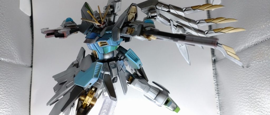 『これで終わりだ、オーブの小娘ェッ！！』グフは残された片腕のドラウプニルを構えると、カガリら首脳陣のいる場所へ光の弾丸を叩き込もうと――――「やめろおおおッ！！！！」シンが叫ぶ。しかし間に合わない――――！……刹那、空から放たれた一条の光が、グフの腕を吹き飛ばす。『………随分と勿体ぶった事をしてくれるじゃないか』安堵の意志が込められた溜息を吐き、カガリは呟いた。見よ、天空[そら]より来たる裁きの使者を。見よ、白銀[ぎん]の鎧を身に纏った一振りの剣を。『――――間に合ってよかった。大丈夫、カガリ？　それに、シンも』「……遅いですよ、キラさん」『ゴメンゴメン。フリーダムの換装に時間がかかっちゃって』そう言うと、キラはフリーダムを移動させ、オープン回線で言葉を投げかける。『――――ザラ派残党に告げます。勝敗は決しました。……降伏を』『構うなッ！　クラインの犬はアマちゃんだ！　全機、命尽きるまで――――』言外にキラの不殺を嗤うテロリスト。四肢をもがれても武装を破壊されてもモビルスーツを自爆させればコチラの勝ち……。そう高を括った彼の目に映ったのは、不殺のフリーダムがコチラのコックピットを明確にロックオンする様子だった。『な……ヤツは、不殺主義の……』『覚悟はある。……僕は、戦う』『は、話が違――――』テロリストは光に飲み込まれ、乗機と運命を共にした。『……行こう、シン。オーブを救いに』「ええ、行きましょうキラさん。――貴方の覚悟、見せてもらいました」その言葉に、キラはフ、と笑う。『それが、議長を否定した僕の責任だから』