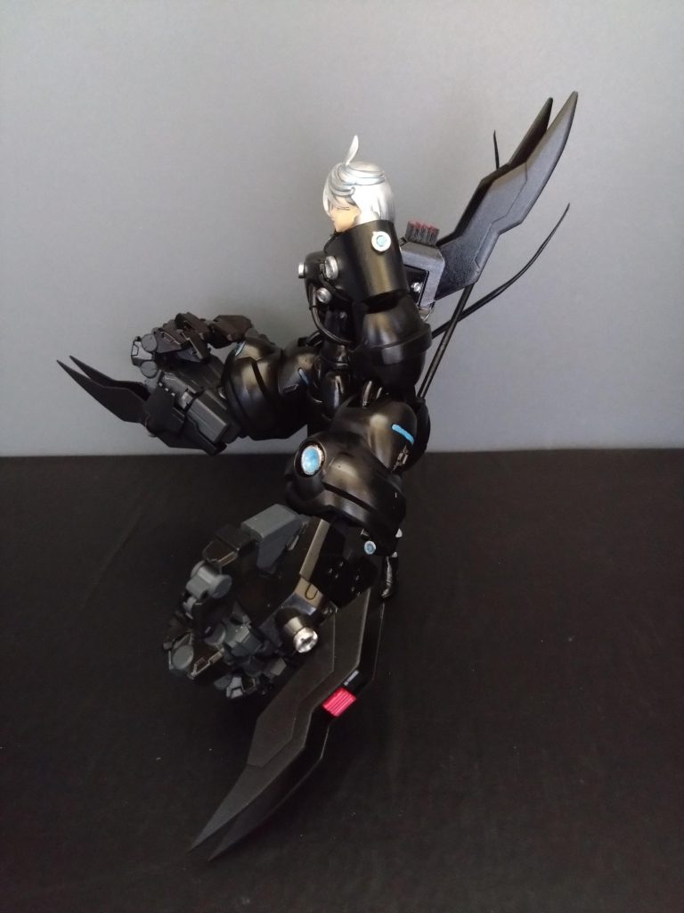 クローとバックパックの赤い部分にガンドの技術が少し見られます。