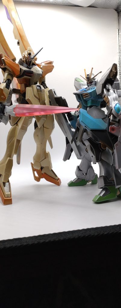 運命の魔剣と。並べるとこんなにも背ェ違うんかとなりました、まる。