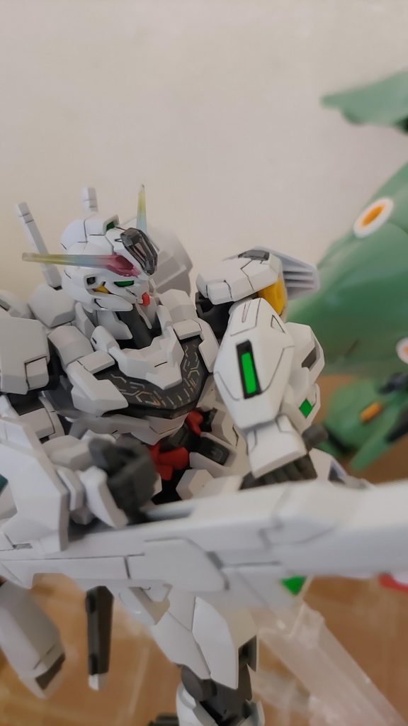 シェルユニット(呼び方これでよいのかな？)とアンテナが虹色でキレイです。