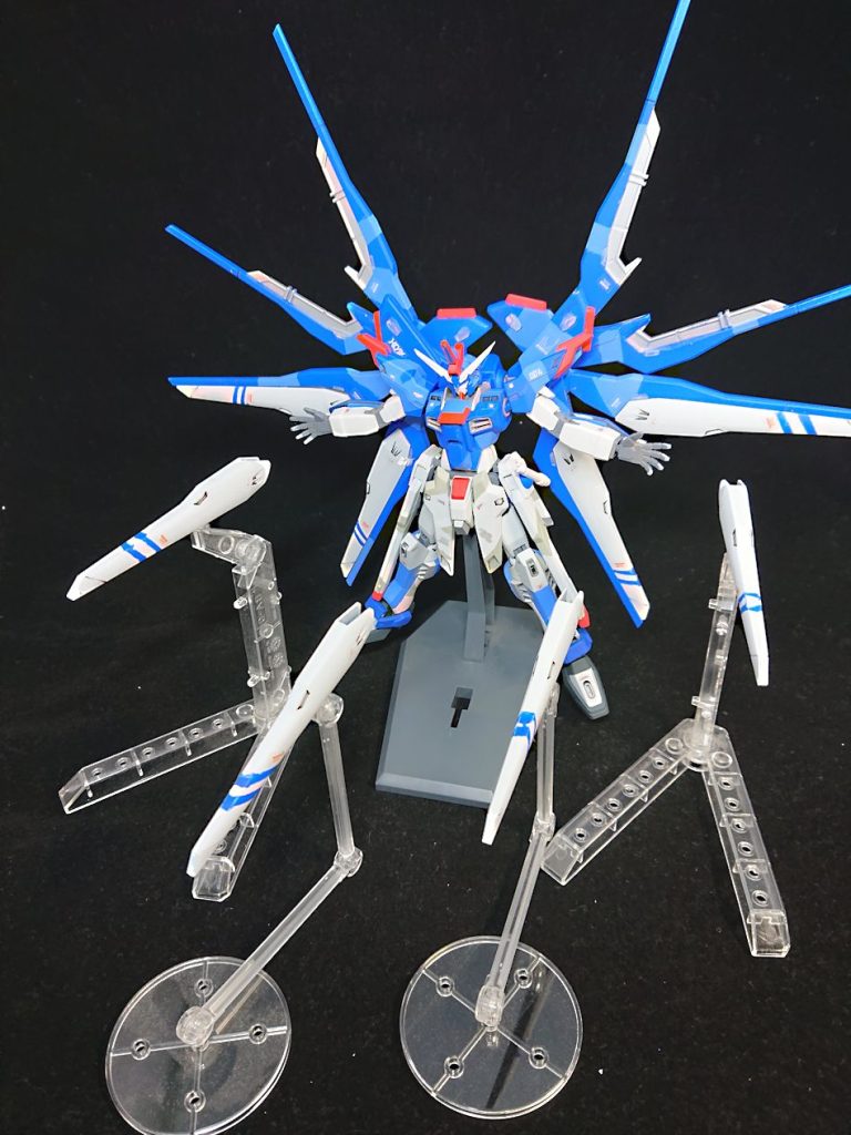 ストフリのバックパックを使っているのでそのままの感じ。スーパードラグーンはそのままだと本体のスプリッター迷彩風に負けてしまう気がしたので、青いラインだけ追加してみました。