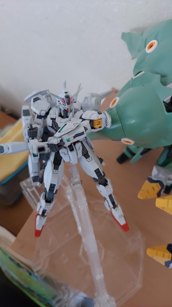 作品の中で画面上部に向かってライフルを打つシーンが印象深く、その格好で飾ってます。虹色モードやエスカッシャンをつけてのライフル打ちは劇中ではなかったのですが、カッコいいのでそのままつけてのショットです。また、写真の後ろや脇に違うものが映ってしまってスミマセン(￣▽￣;)