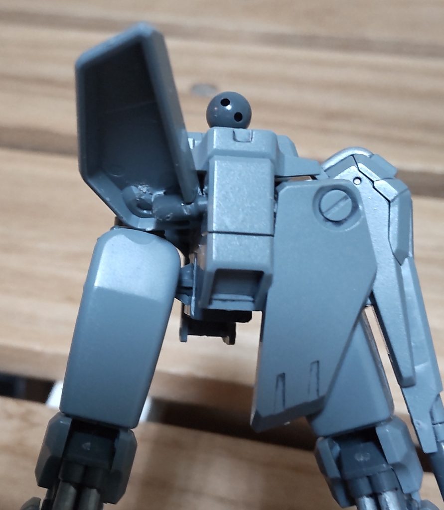 リアスカートも軸を切り落とし、ボールデンアームアームズ（小）を軸代わりにしました。若干後ろに反ることができるように、真ん中のパーツの接続穴部分も後ろに広げています