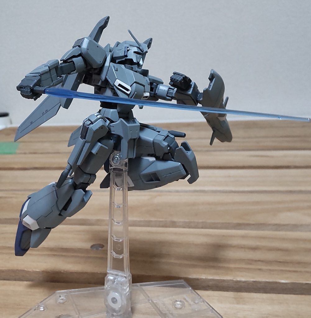 腰が前後左右に動かせるだけでも割りと印象が変わってきますちなみに胴体内部も幅詰めできないかと色々弄ってたんですが、結局効果はありませんでした無念