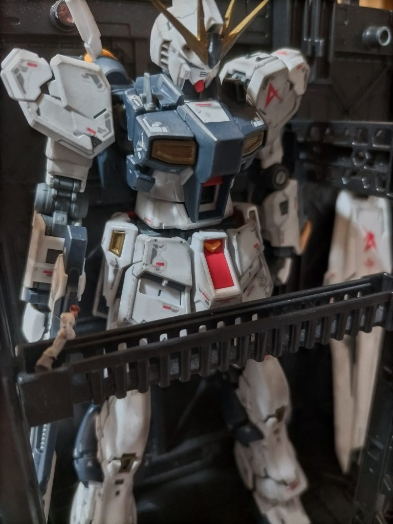 「装備を用意しろ!νガンダム出るぞ!」