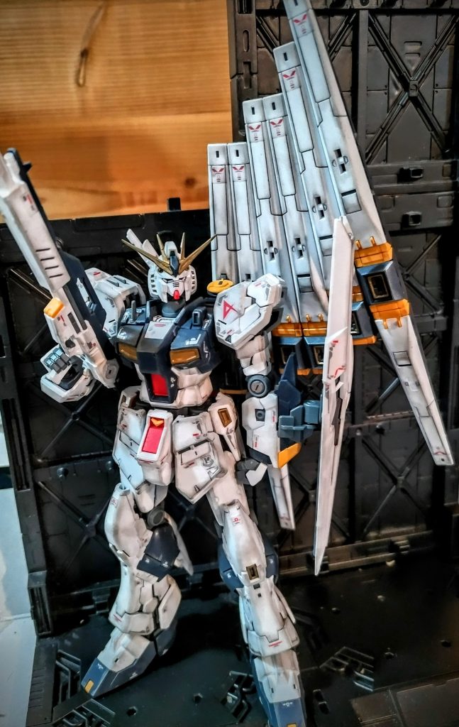 ダクトとスラスターは金色に塗りました