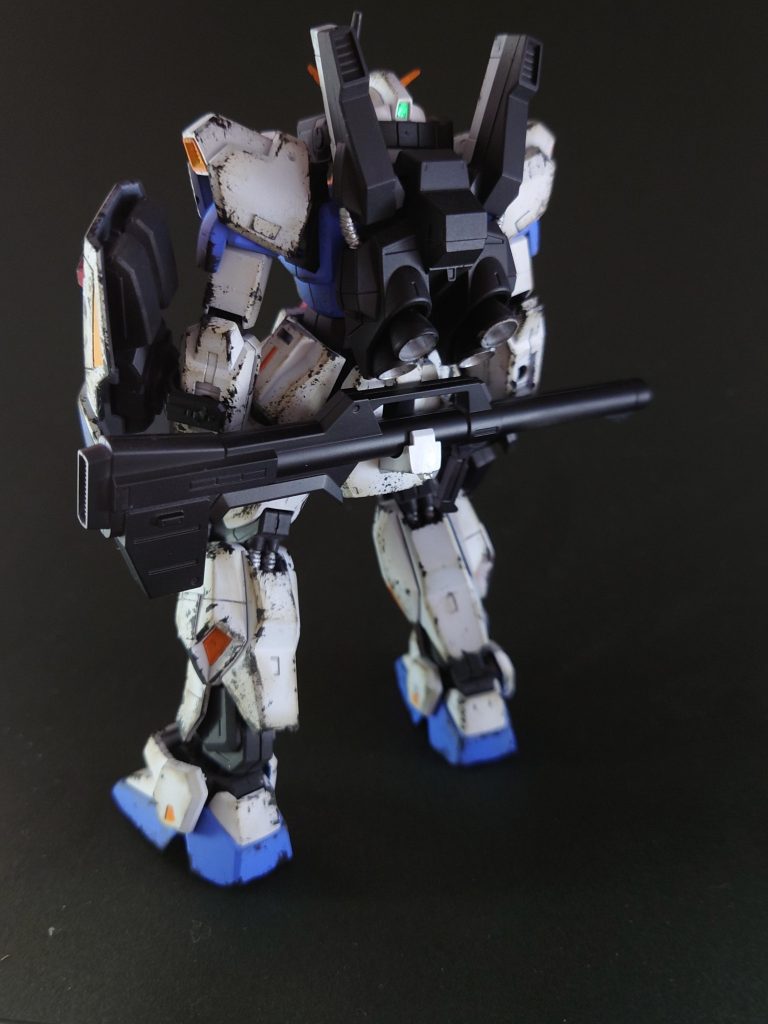 正面と背面から。ガンダムmk-2は、個人的にかなりお気に入りの機体です。初代ガンダムと比べた時の次世代機感や、外付けのバルカンがとてもカッコよくて大好きです。何も弄らずに作る予定だったのですが、仮組みした時に脚が寂しいなーと思ったので少しディテールを増やしてみました。下地は久しぶりに黒ではなくグレーに、オレンジや青がいい感じの発色にできたんじゃないかなーと思います。今回は久しぶりにウェザリングで仕上げてみました。多分バトオペの影響だと思うのですが、宇宙世紀の機体はウェザリング似合うなーって思います。