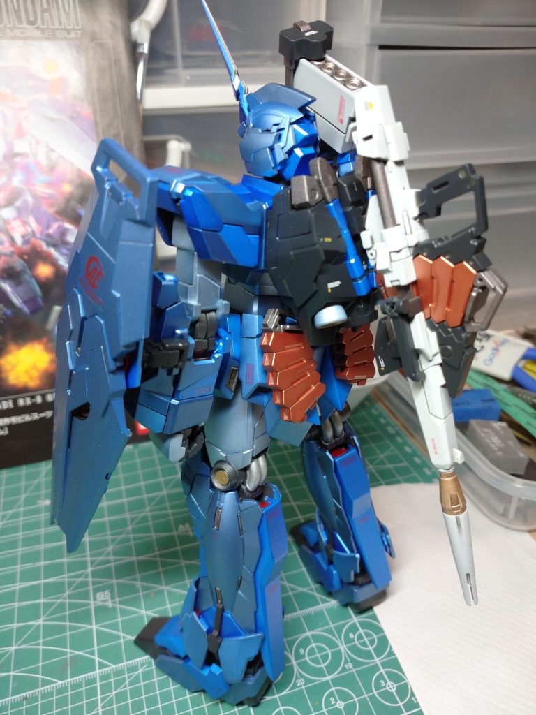 本体はほぼ青系で統一したので、逆に武器は映える白黒金銅で配色結構際立っていいと思います