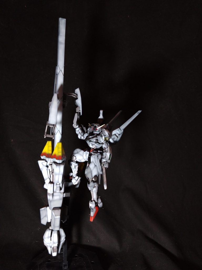 ハイパーバリアブルロッドライフルナラティブA装備のキャノンにバリアブルロッドライフルのブースターユニットを取り付けて大型武装に仕上げてます。