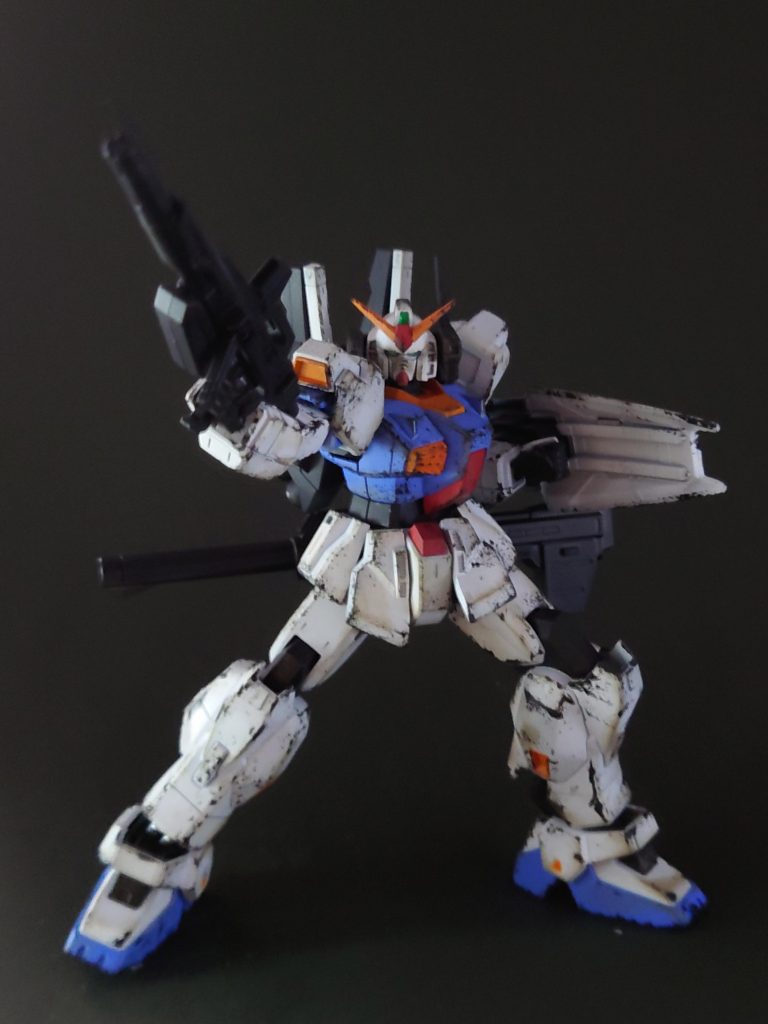 ビームライフルを構えて。ライフルのデザインも、兵器感強めな感じでカッコいいです。