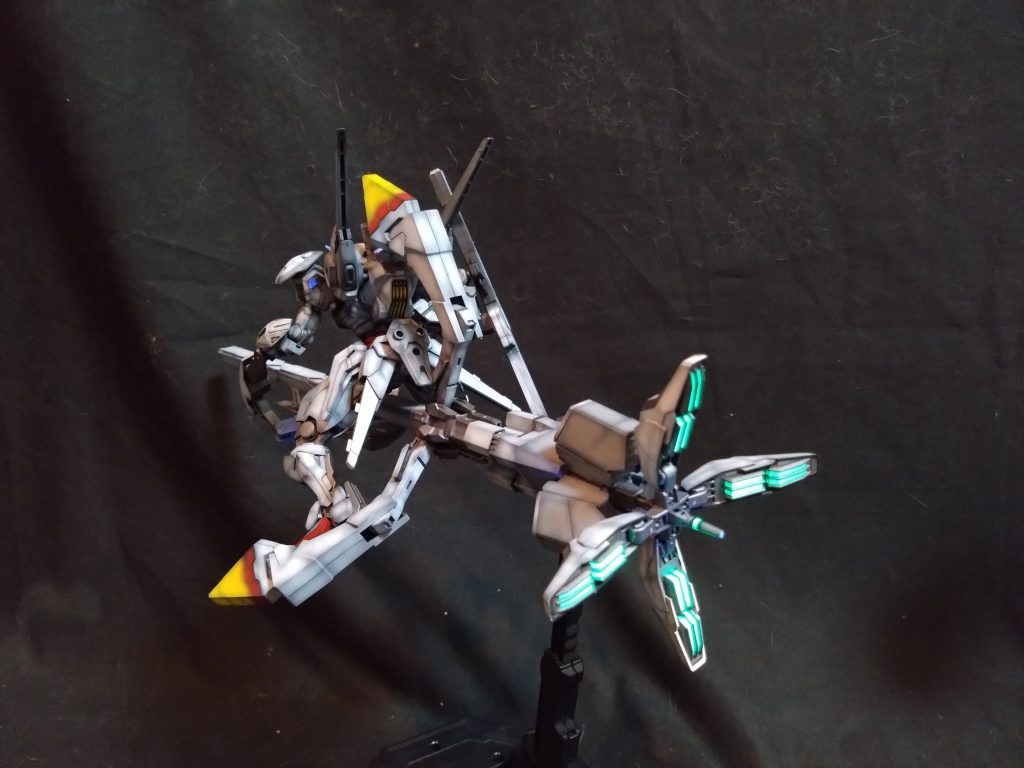 背面のスラスターユニットの可動域を維持しながらミキシングしました。スラスター部は付属のシールの上からガイアの蛍光クリアグリーンを拭いたのですが、いい感じに発行してくれした