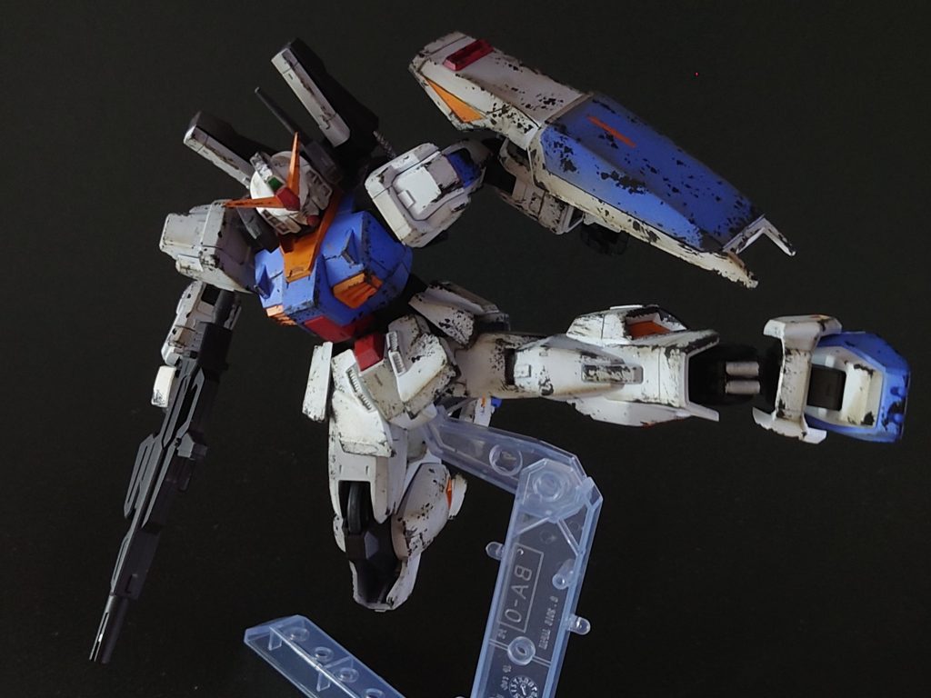 キックさせてました。ガンダムmk-2の印象的なポーズと言えばやはり蹴りかな〜と思い撮ってみました。可動域が広めだったので難なくできたのが大満足です。今回はディテールの追加や、ウェザリング、グレー下地などの最近あんまりやってなかったことを練習できたかなーと感じてます。課題も沢山見えたのでキレイな制作が出来るように活かしていきたいです。