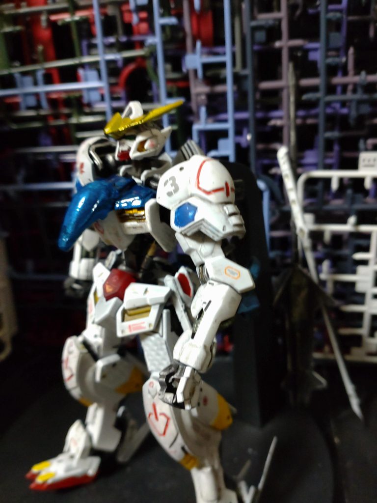 ちょこちょこプラバンなど色々貼ってディテールアップのつもり…肩　足　胸　各所穴あけ　今回は筋彫りなしで…原型ナイにパーツを出してプラバン貼るとすぐ取れるwいい勉強になりました