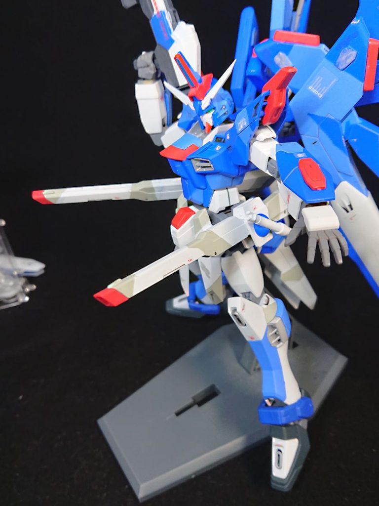 本体白：ガンダムカラースプレー・MSホワイト本体青：Mr.カラースプレー・コバルトブルー本体水色：ガンダムカラースプレー・MSライトブルー本体赤：Mr.カラースプレー・モンザレッド本体濃灰：Mr.カラースプレー・ネービーブルーフレーム：ガンダムカラースプレー・MSジオングレービームライフル：ガンダムカラースプレー・MSファントムグレービームシールド：Mr.カラースプレー・クリアーブルースミ入れはタミヤの市販のスミ入れ塗料（グレー、ブラック）です。
