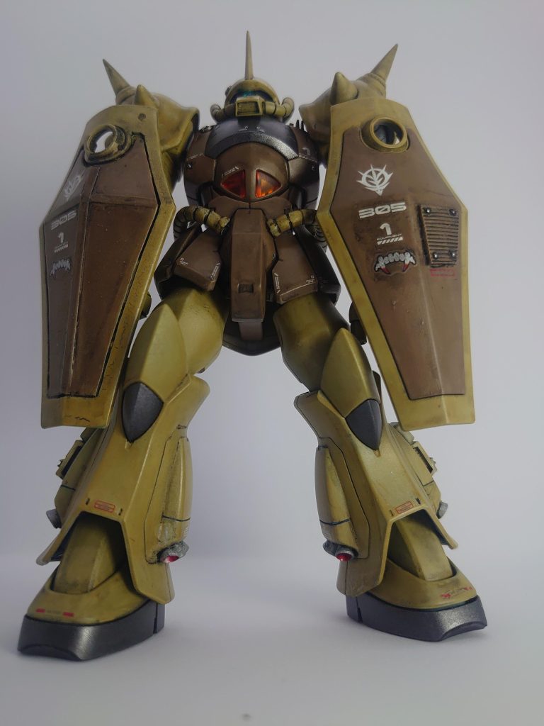 ⭐2023/07/26追加余剰パーツの「シールドのガワ」を使ってもう一枚シールドを仕立てて、シールド二枚持ちとしてみました。右手に装備しているシールドが追加分です。