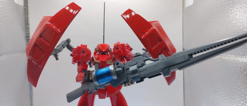 武器はパイセンデミトレのライフル半分とライトニング強化パーツのライフル半分をくっつけました。そこに30MMのパーツをひとつまみ。モチーフはバスターランチャーのつもりでしたが、バスターランチャーじゃねえわコレってなってました。