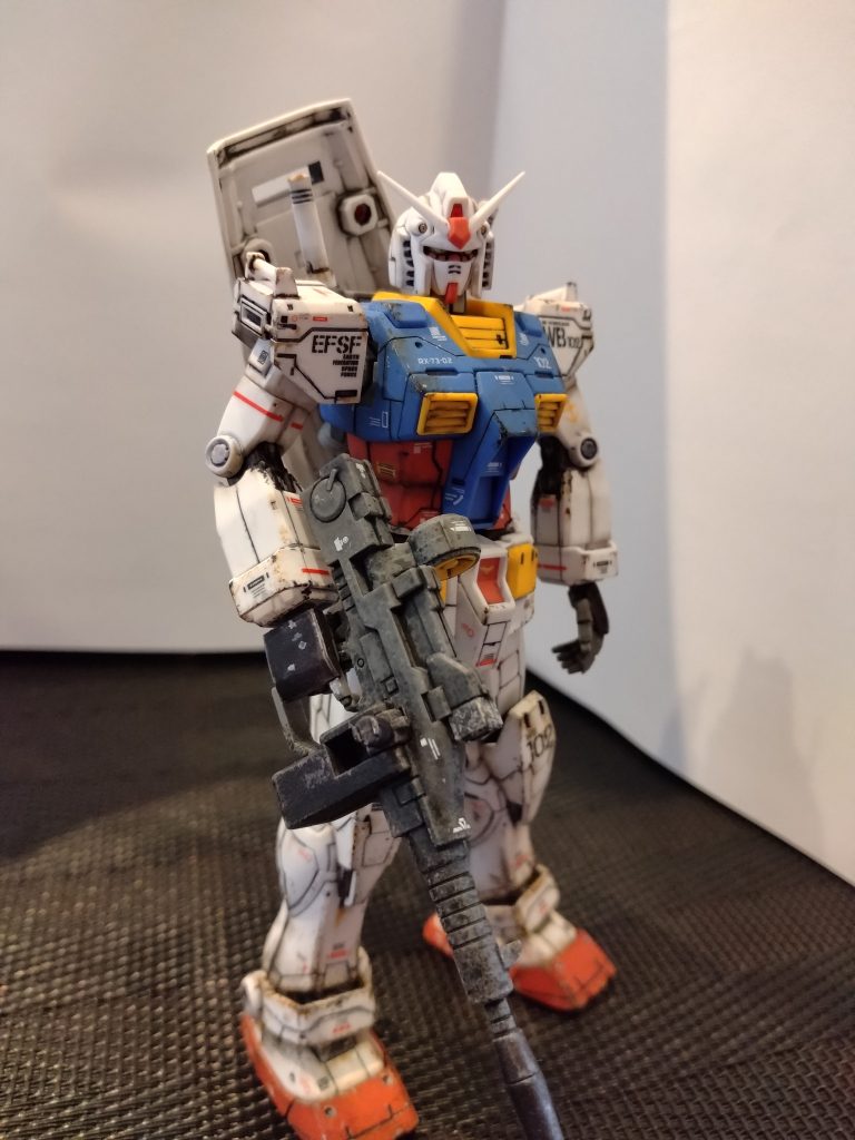 ライフルは前期型の方がカッコいいのでこちらを持たせてパチりライフルの汚しも手は抜きません(笑)