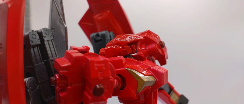 余ったキュベレイやリヴランスやGエグゼスやなんやらかんやらを混ぜました。永野護デザインのパーツを使えばそれっぽく見える感じの良い空気吸えるのではと甘い打算もそれなりにはありました。