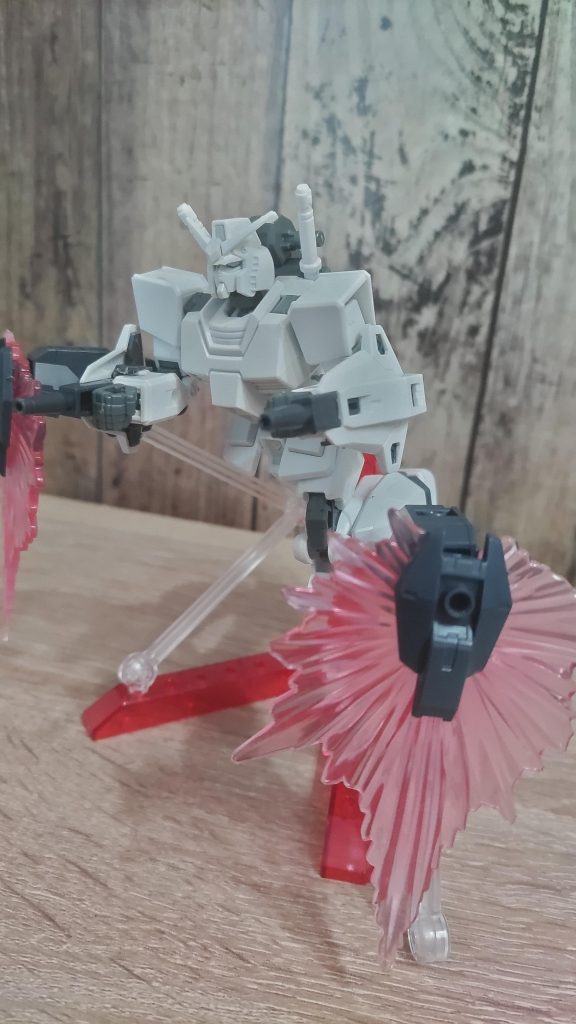 背中のバックパックに装備されているのは攻撃にも防御にも活用できる万能ファンネル