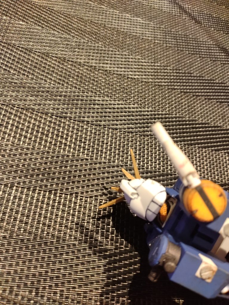 後頭部に変な穴があったのでメッシュのホースで隠して見ましたがオーバーサイズ？