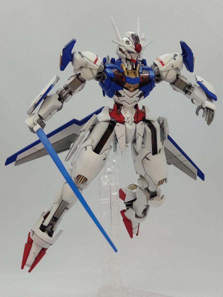 ポージング1ですビームサーベルはクリアホワイトで若干グラデーション気味にしてみました