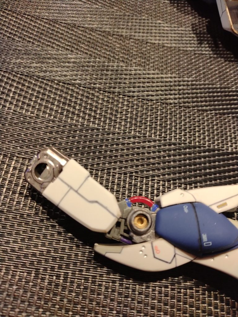 バイクのブレーキホースを参考にレッド＆ブルーでパイプを塗り塗り