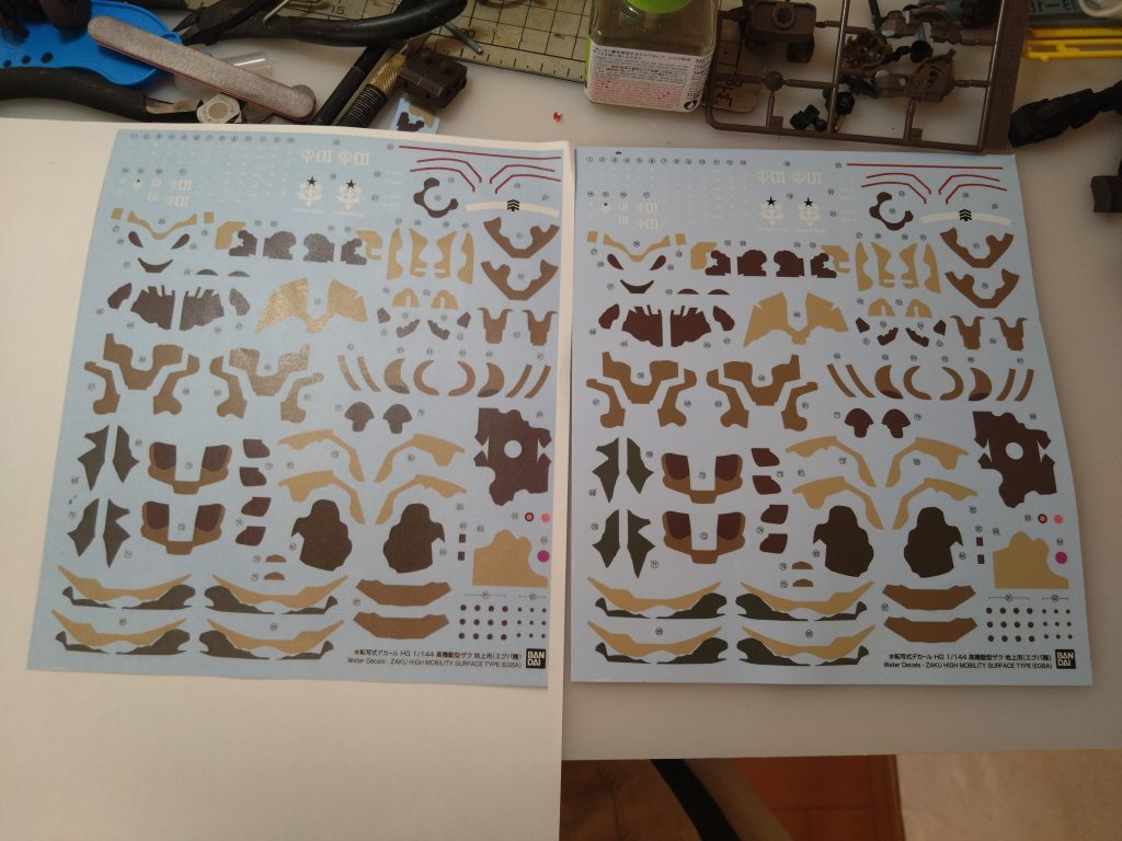 左がカラーコピーですこれにスプレーのりを吹いて、マスキングシートに貼り付けます