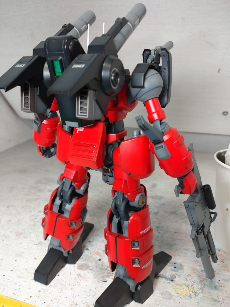 見た目は最高にいいんですが、REシリーズ共通の悩みで関節がユルユルなんですよね、とくに股関節がなのであんまりポーズがとらせられないのが欠点ですね